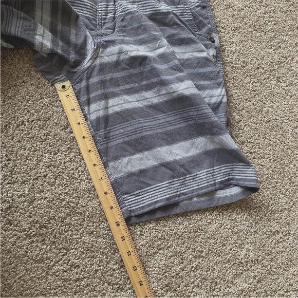 Lululemon Kahuna Shorts Golf Chino Gray Striped Mens 34 (Meas. 32W) - Picture 9 of 9